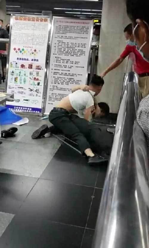 争执|吃相难看！上海地铁连发殴打事件，两个保安竟打到地上去了…