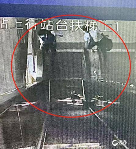 刘全彬|咣当！女子头朝下摔倒在地铁扶梯上，动弹不得，此时冲出两人……