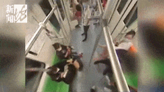 争执|吃相难看！上海地铁连发殴打事件，两个保安竟打到地上去了…