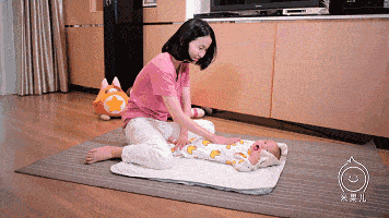 宝宝|试试这几组排气操宝宝总是莫名哭闹?可能是肠胀气