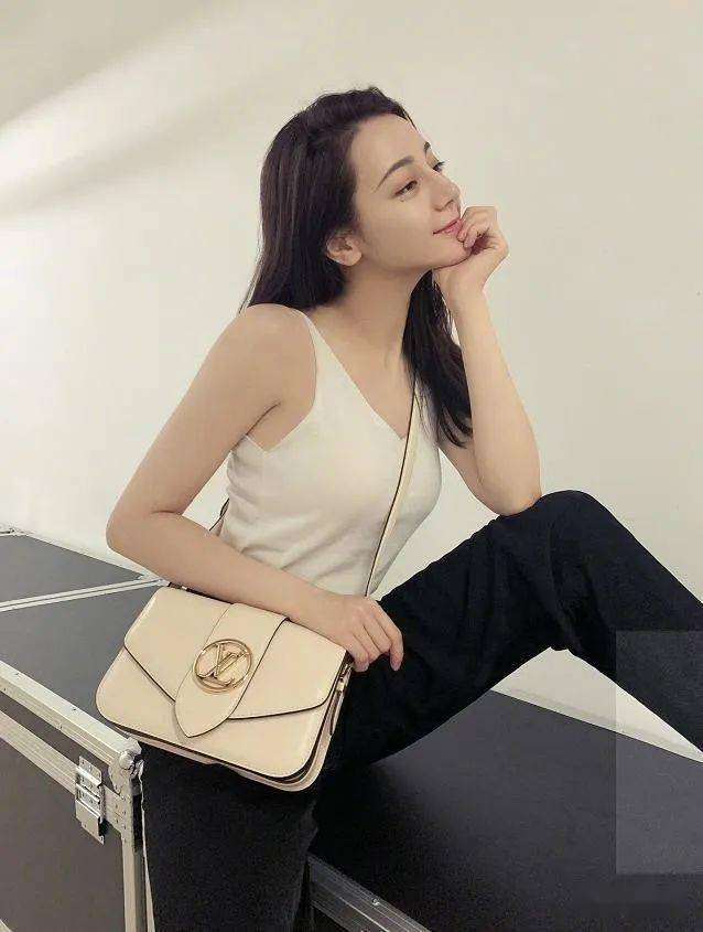坐姿|迪丽热巴终于晒照了！简约的穿搭，依然是熟悉的潇洒坐姿