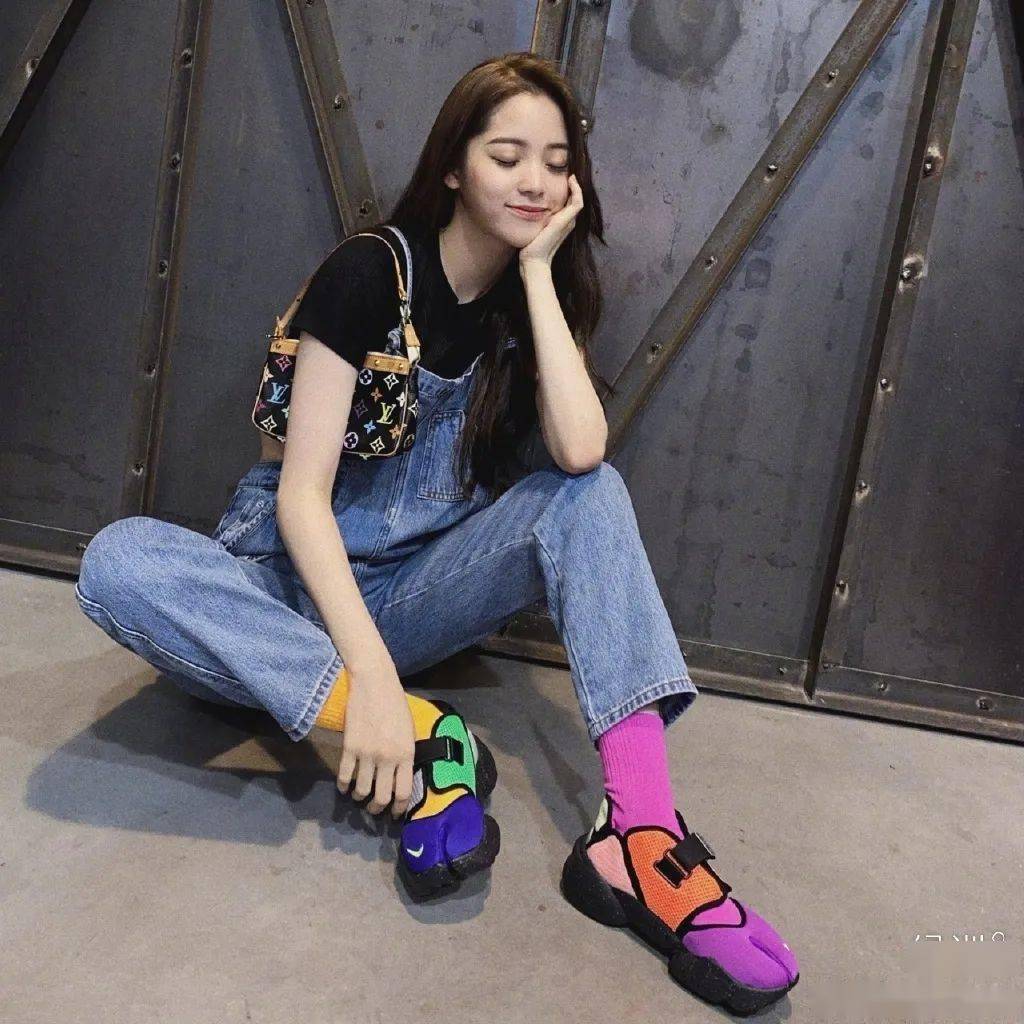 娜比|早秋第一件单品我选好了！是杨洋娜比都Pick的背带裤~