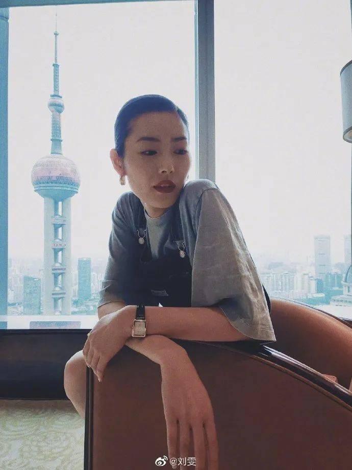 娜比|早秋第一件单品我选好了！是杨洋娜比都Pick的背带裤~