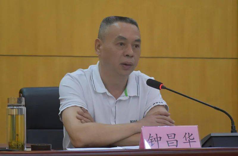 县委书记钟昌华,县委副书记,代县长黄其山及县领导伍银多,俞仰林