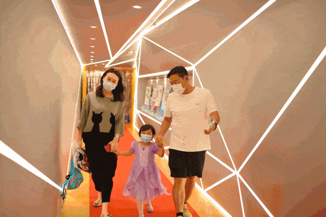 一家人一起,走过