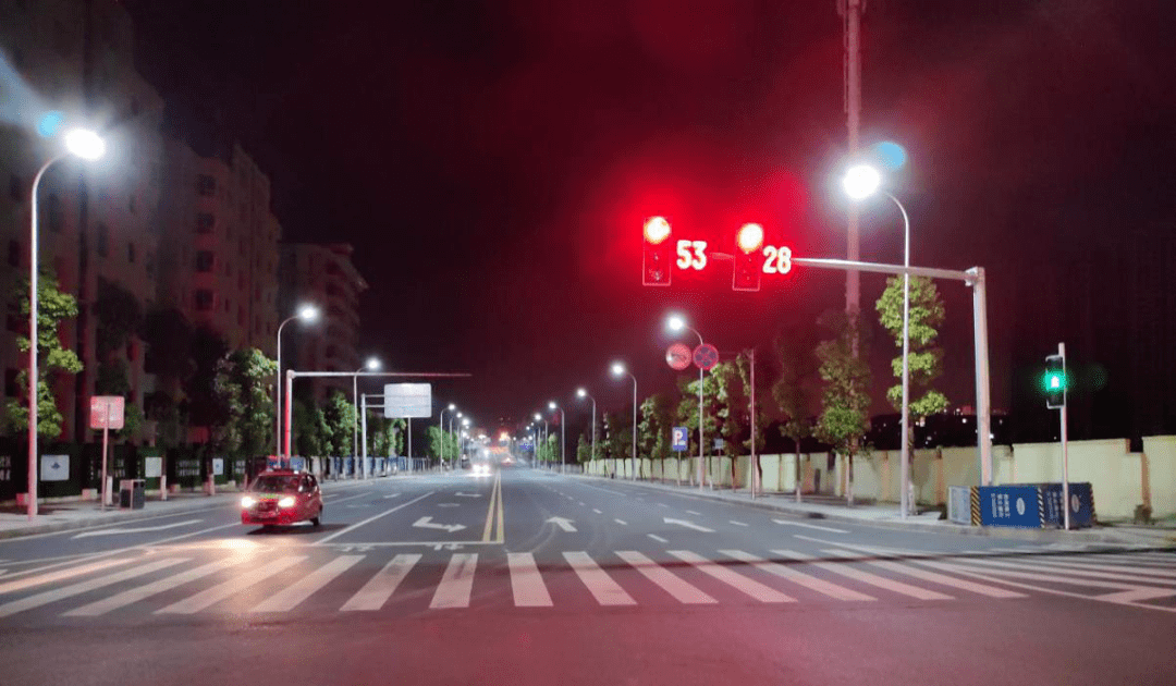 秀山城区新增的这4组交通红绿灯亮灯了!_十字路口