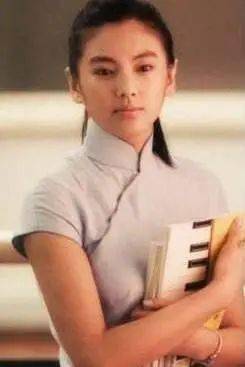 皮肤|白到发光的张雨绮性感冲出屏幕!这次成了“直女斩”