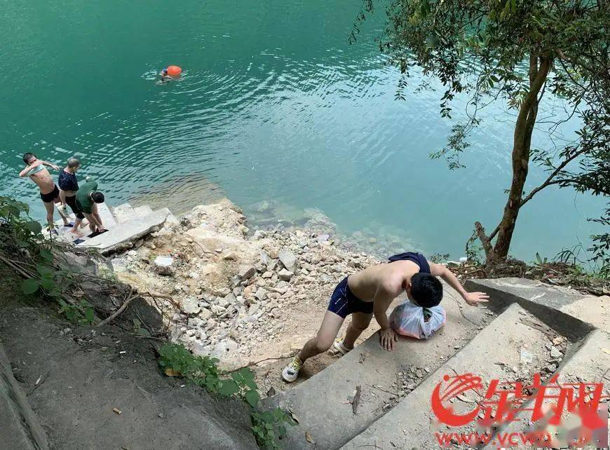 广州街坊别再去六片山野泳了不仅容易溺水现在还要飞檐走壁