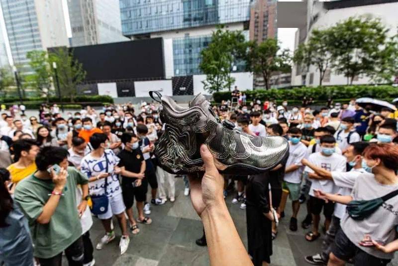 魔都|「安踏星空间」快闪店亮相上海港汇恒隆广场,魔都潮人们速去GET时髦穿衣经!