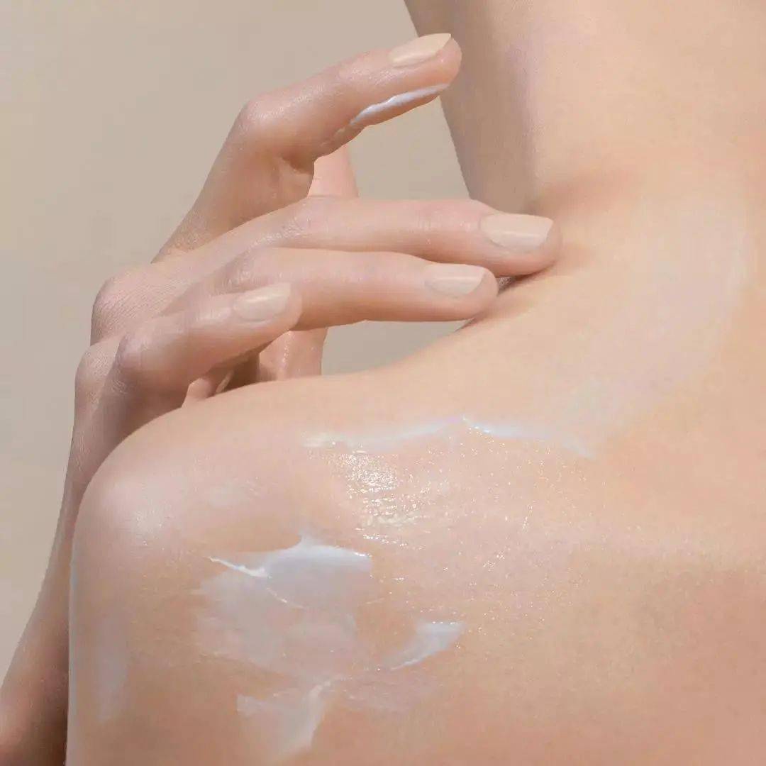 皮肤|白到发光的张雨绮性感冲出屏幕!这次成了“直女斩”