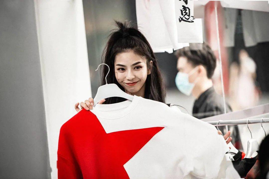 魔都|「安踏星空间」快闪店亮相上海港汇恒隆广场,魔都潮人们速去GET时髦穿衣经!