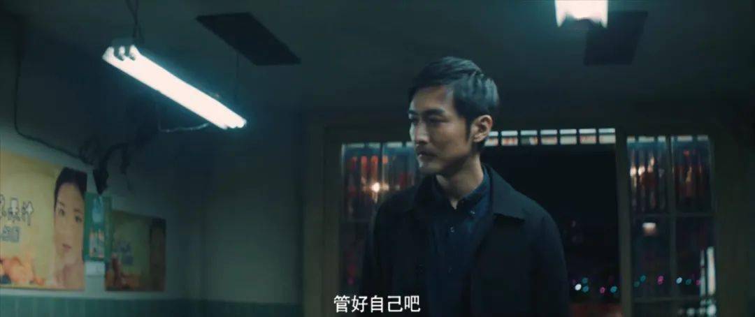 《非常目击》影评：8.9跌到6.2，被寄予厚望的「国产爆款」拍砸了