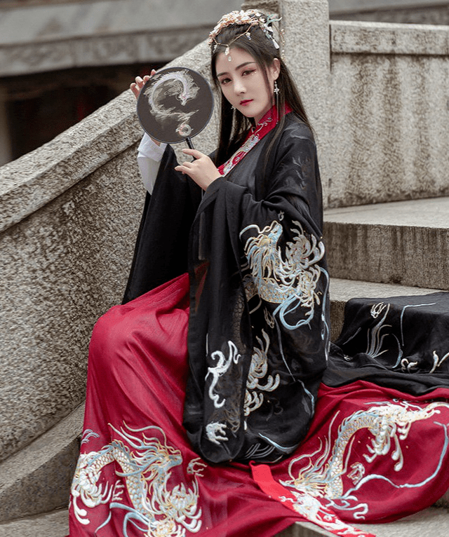 黑色|汉服中的经典配色——红黑，张扬与稳重并存，再过十年也不会过时