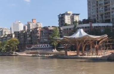 小程|揪心！的哥凌晨跳河救人被冲走，家属盼其归来