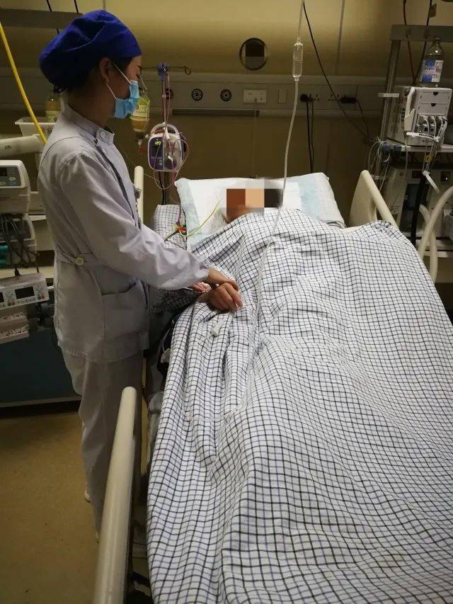 上的章奶奶呈昏迷状态,血气分析提示呼吸衰竭,医生立即为她气管插管