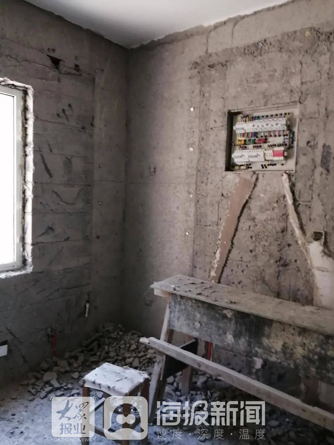 裂缝|潍坊圣菲漫步小区墙体现3米裂缝 开发商再三反悔不予处理