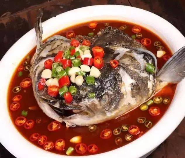 这样豆腐可以很好的吸收鱼头的香味,豆腐要炖内部都