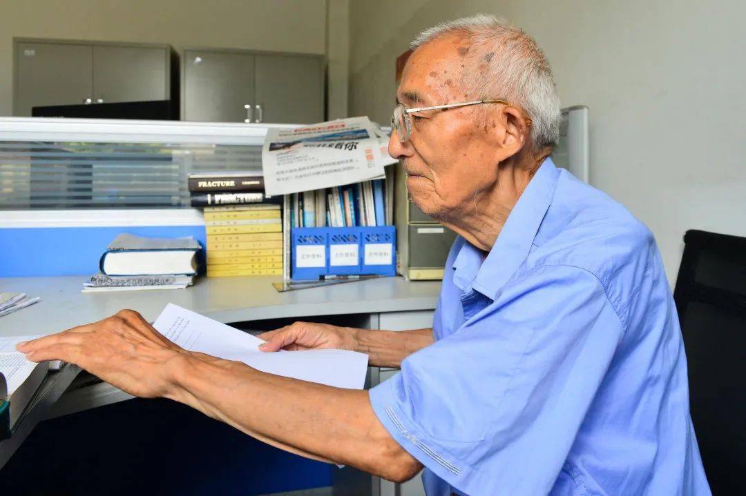 12:30 如果没有继续解决的工作问题,姚老会在这个时候结束工作,返回