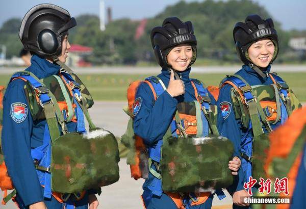 空军|飒！空军第十二批女飞行学员完成首次跳伞