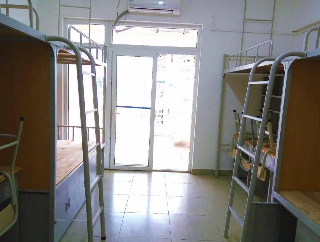 广州华夏职业学院( 民办)  宿舍是标准6人间学生公寓,上床下桌,每人