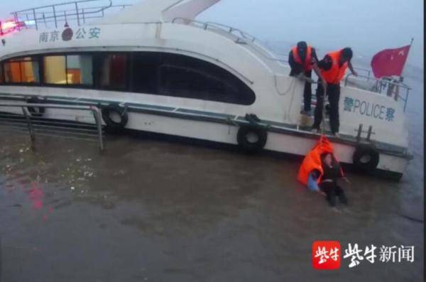 杨昭|生死一瞬间，南京水警救起坠江女子，成7年来成功营救的第57名溺水者
