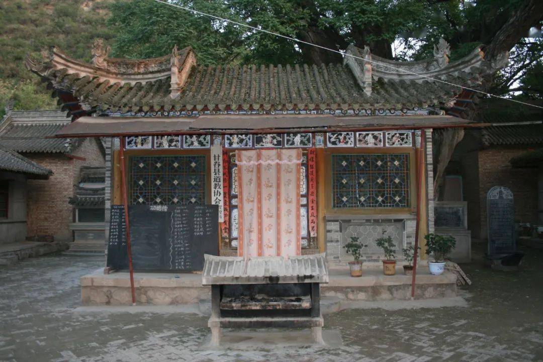 甘谷觉皇寺位于甘谷县六峰乡觉皇寺村,原名兴国寺,始建于明代.