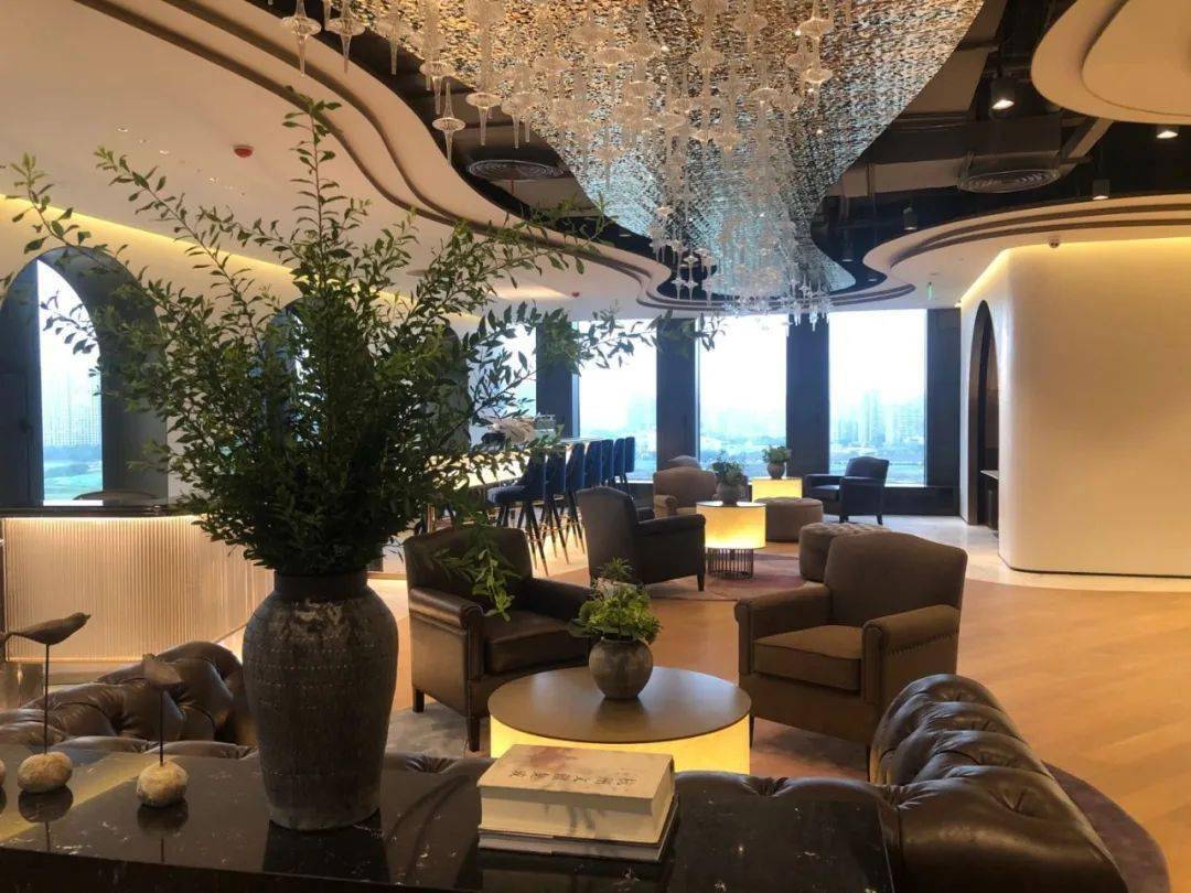 项目|【滚叔街拍】炎夏的炙热渐退，短裙的魅力依旧