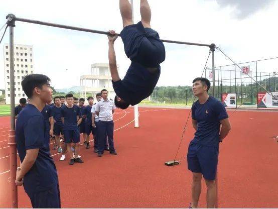 抓单杠水把内衣冲掉_内衣美女