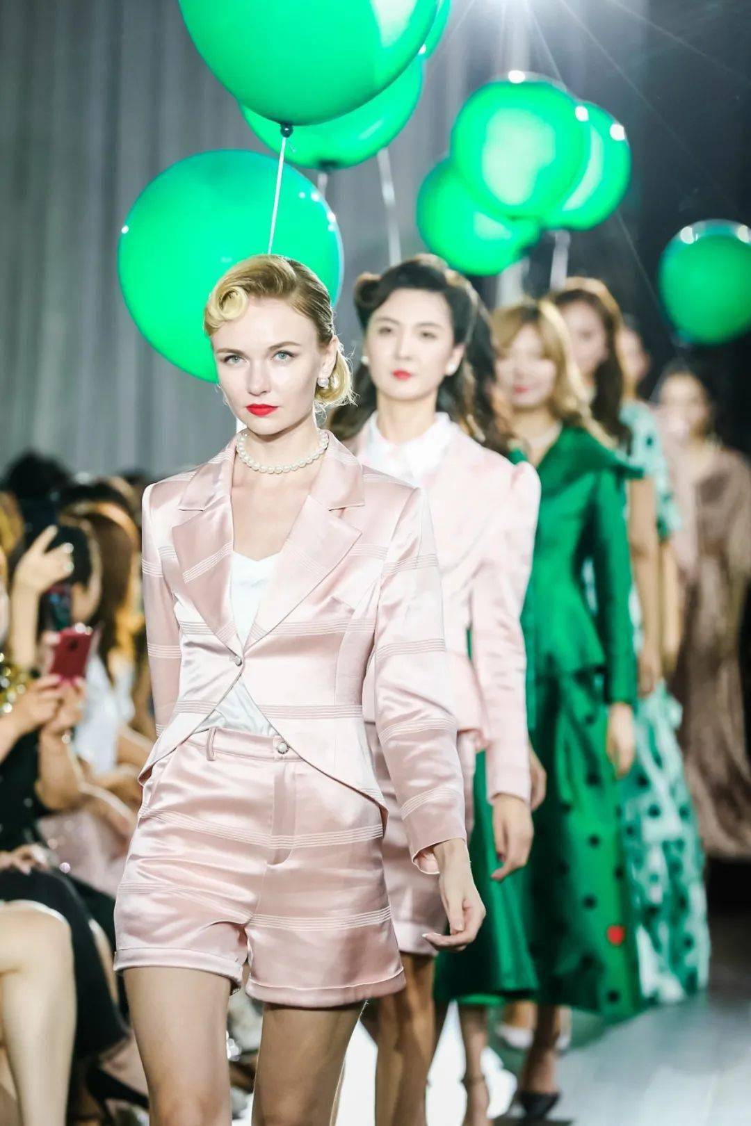 鹏城|深圳四十周年Tony&tony’s上演350m高空走秀引爆鹏城，54岁李若彤惊喜亮相造潮流同款