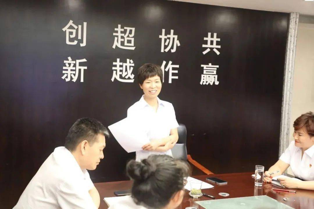 老总训下属_浦发老总睡女下属照片(3)