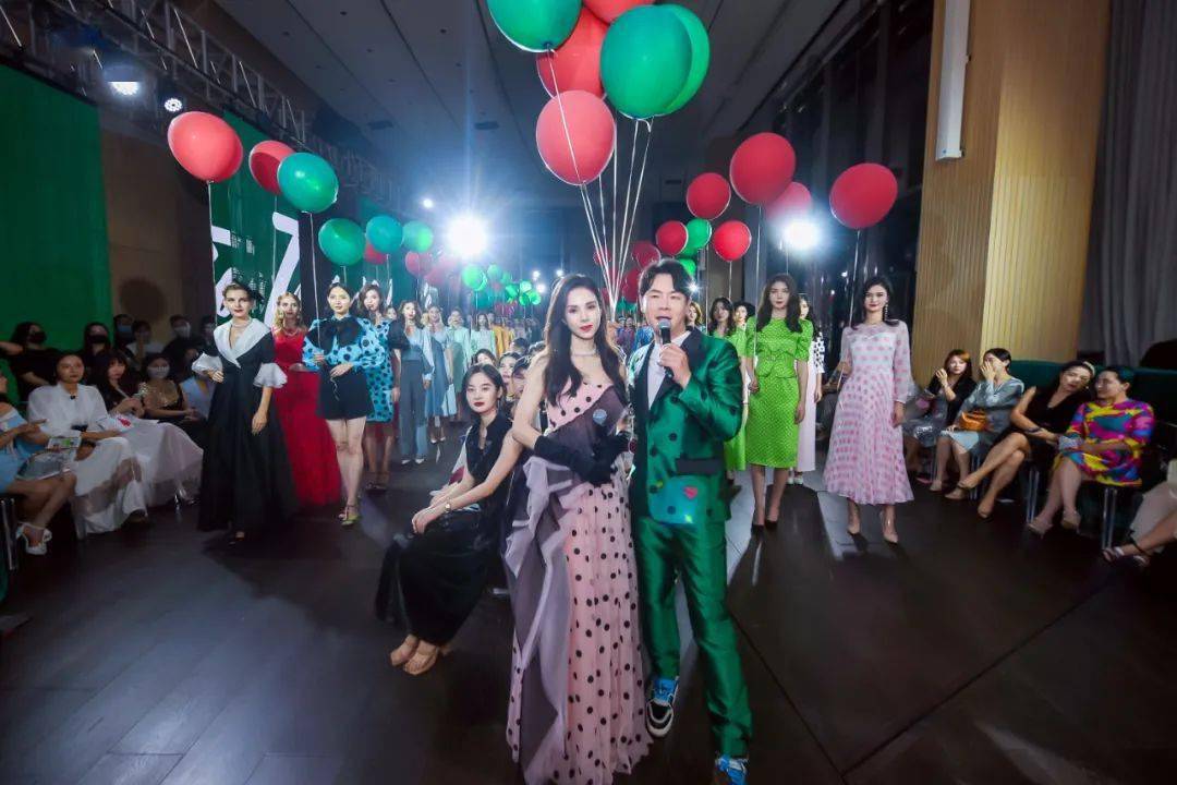 鹏城|深圳四十周年Tony&tony’s上演350m高空走秀引爆鹏城，54岁李若彤惊喜亮相造潮流同款