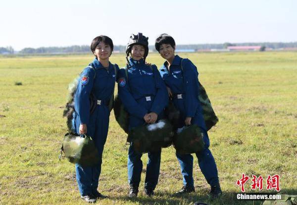 空军|飒！空军第十二批女飞行学员完成首次跳伞