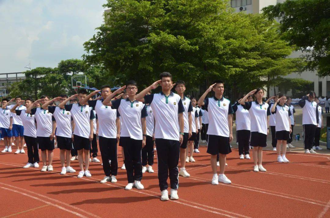 禅城中学新生军训吹响军号_佛山市