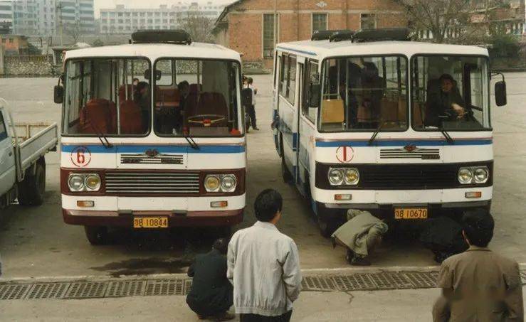 上世纪 90年代公交车下左图:上世纪80年代的通道车.
