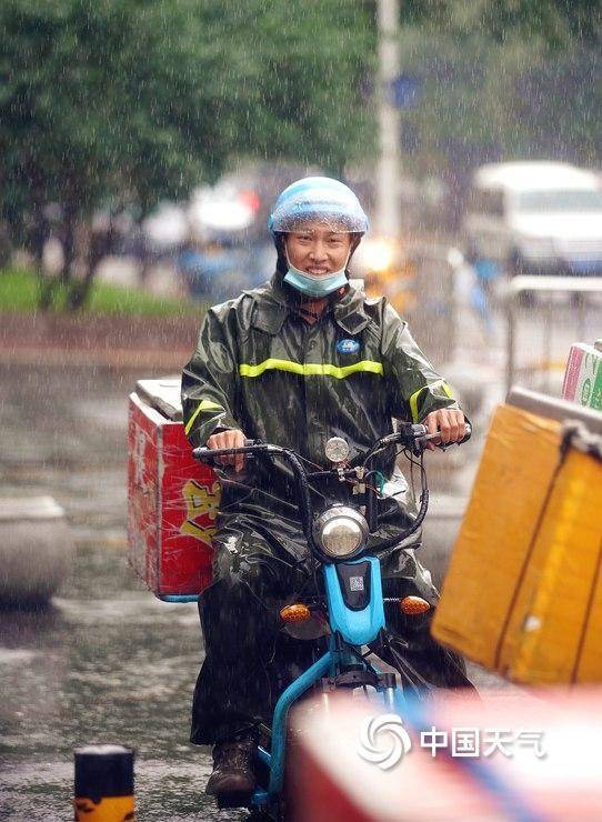 图为风雨中的外卖小哥.(图/吕国君 文/张译阳)