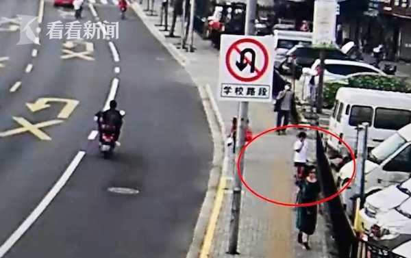 日期|“送完就走了”!记错开学日期 小学生站校门外哭泣