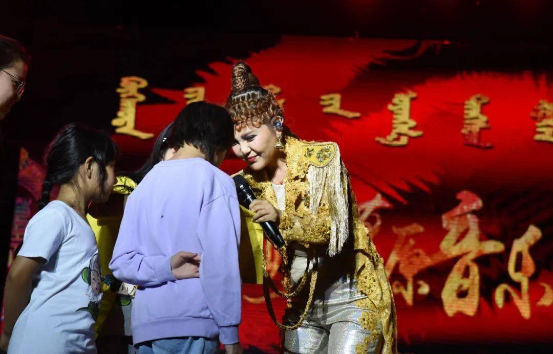 在演唱会现场,乌兰图雅还与观众热情互动,赠送小礼物,观众们的欢呼声