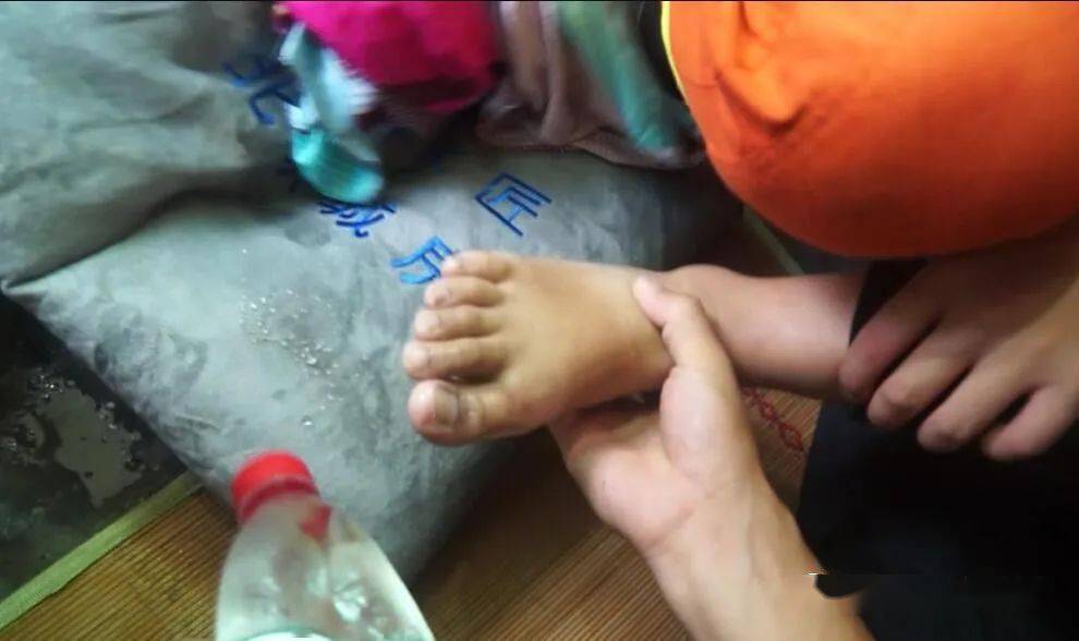 熊孩子|熊孩子又被“卡”了！消防叔叔简直操碎了心…