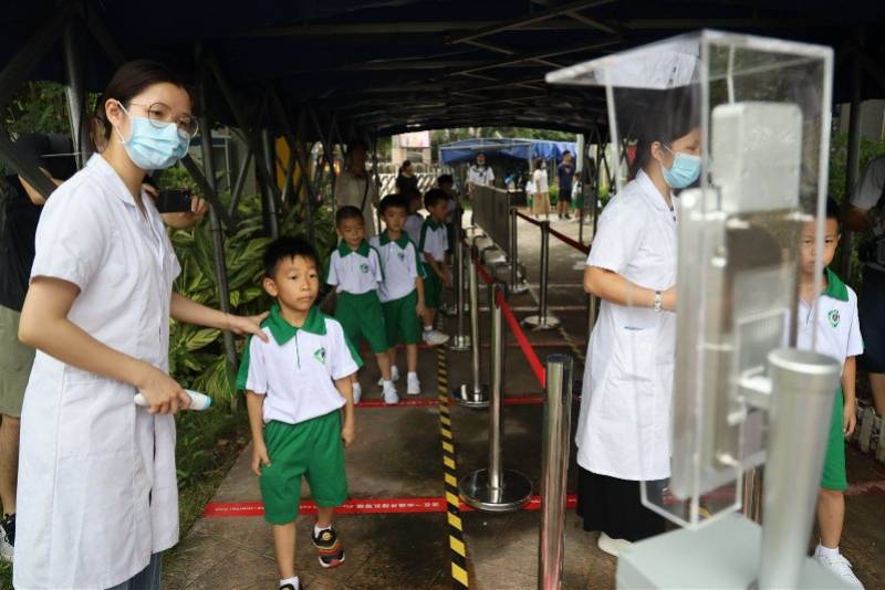 新生|读《锄禾》，学择菜，练射门，坑口小学新生这样上第一课