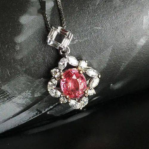 梅根|梅根形象又崩了，竟然出书洗白自己？ 嫉妒凯特是因为珠宝分配不均？