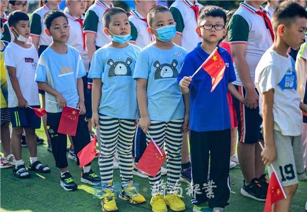 双胞胎|济南开学第一天，有学校来了6对双胞胎！你能分辨谁大谁小么？