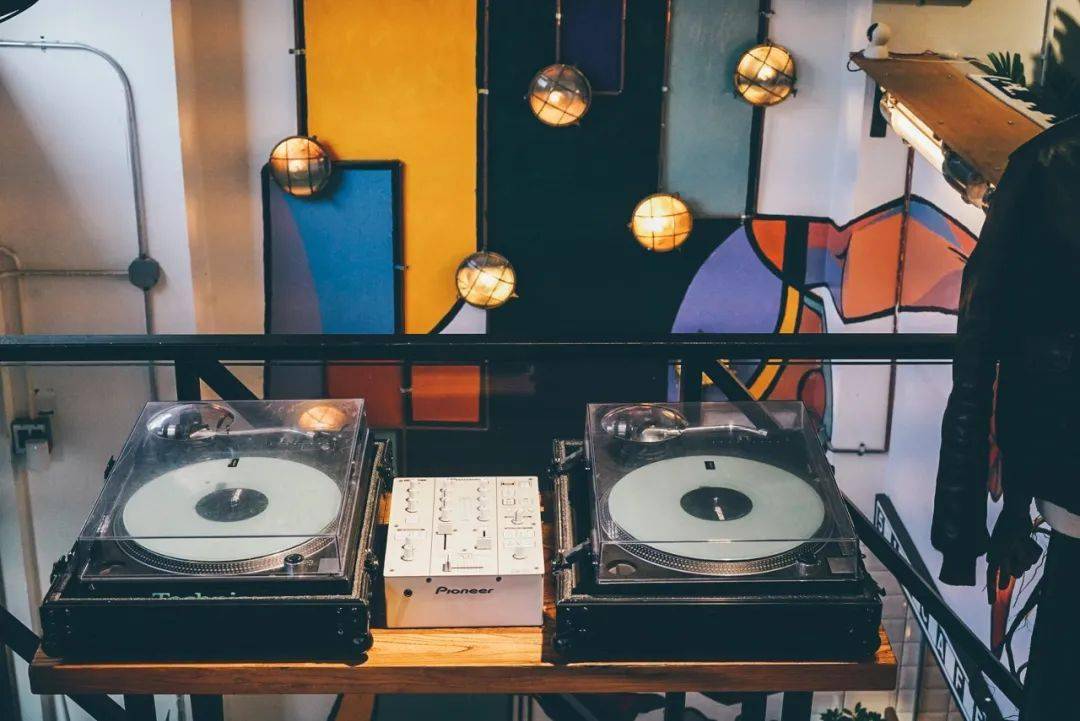 明星|编辑之选｜这位明星 DJ 把自己热爱的生活，开成一家咖啡店