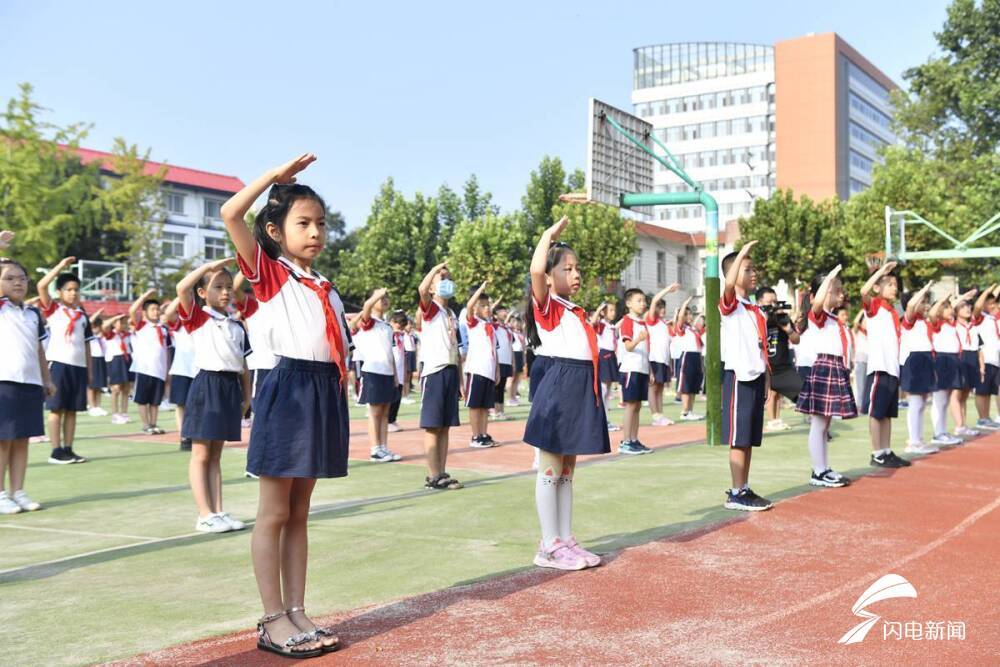 弟弟|开课啦！弟弟跟着姐姐来上学，二胎同校上学逐年递增