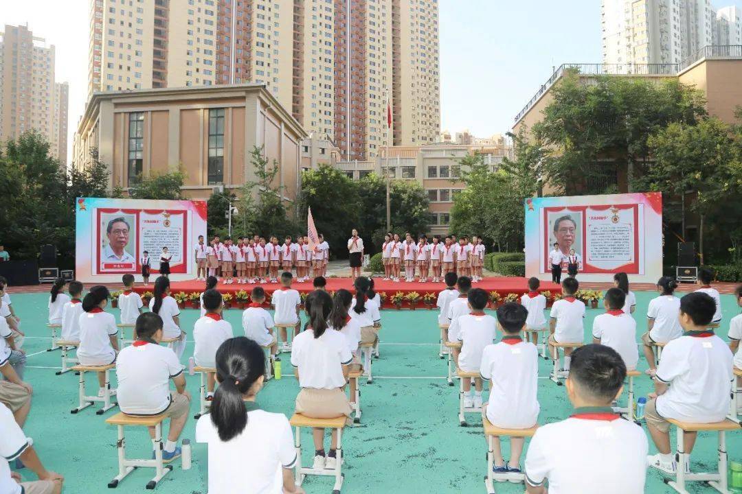 市区领导参加天桥区宝华小学新学年开学升国旗活动