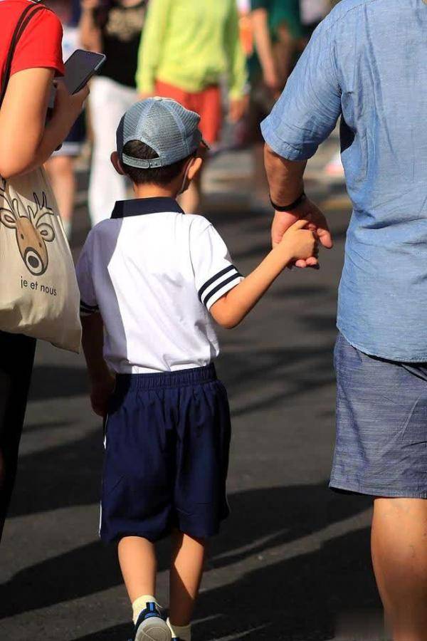 镜头|开学第一天的镜头里，满是牵手与叮嘱