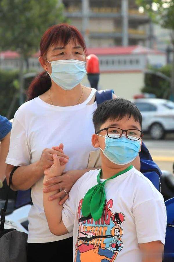 镜头|开学第一天的镜头里，满是牵手与叮嘱