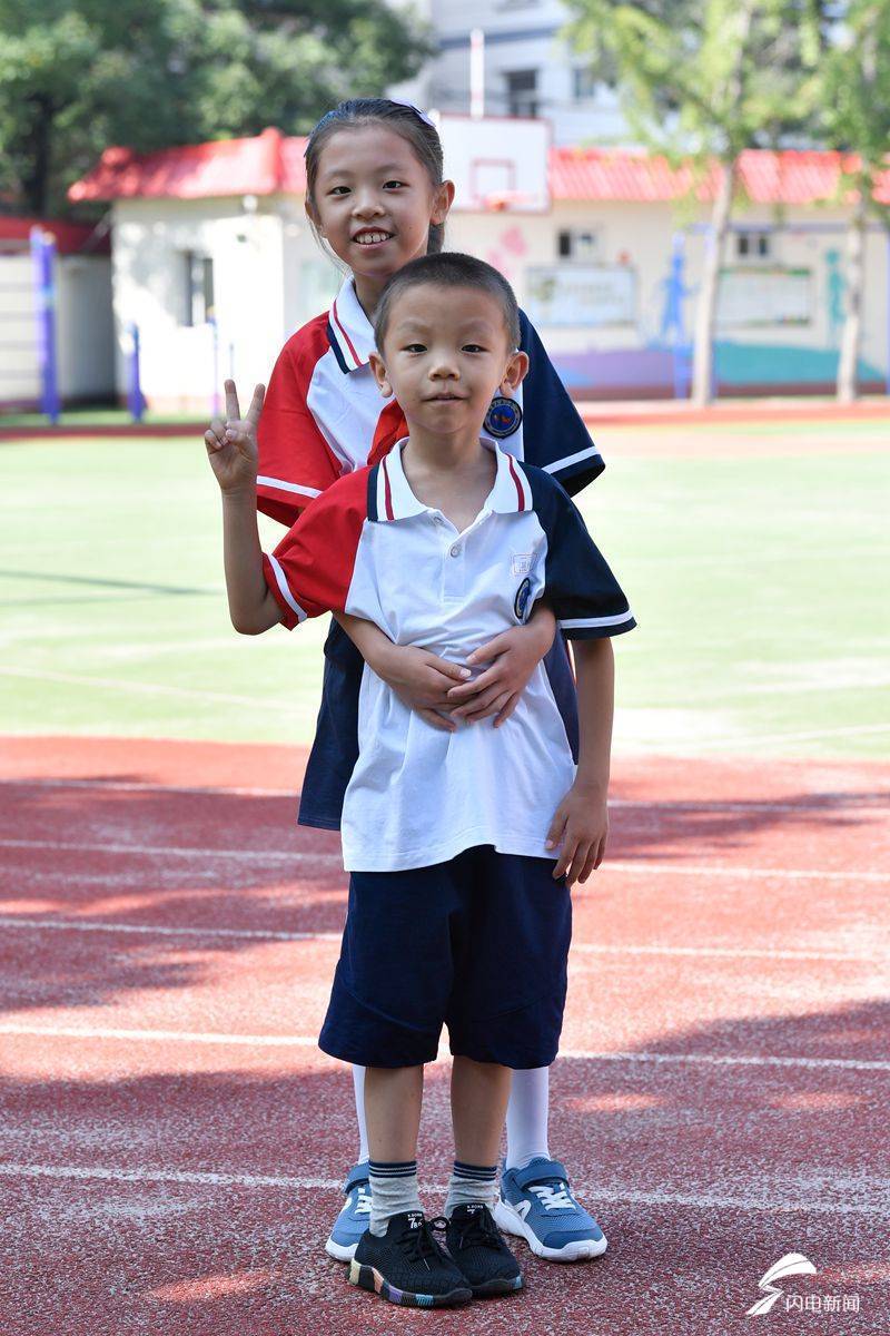 弟弟|开课啦！弟弟跟着姐姐来上学，二胎同校上学逐年递增