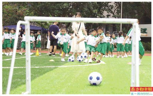 新生|练射门 读《锄禾》