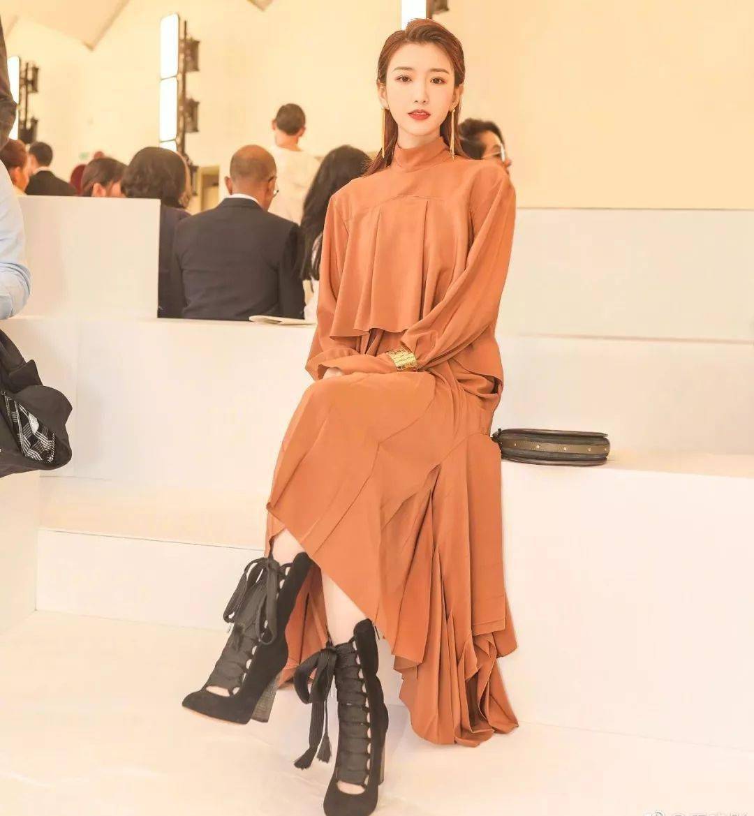 Back|撩起刘海的金莎，是美艳独立的变身Maria！