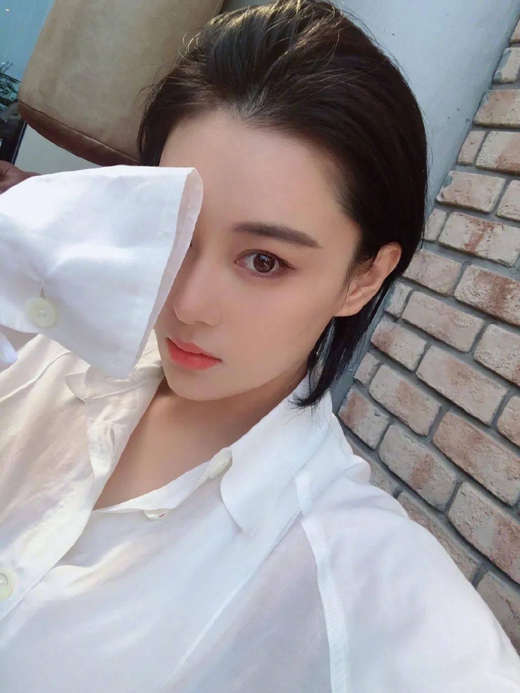 Back|撩起刘海的金莎，是美艳独立的变身Maria！